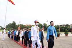 Đoàn đại biểu dự Đại hội thi đua yêu nước trong CNVCLĐ báo công dâng Bác