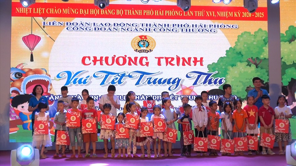 200 suất quà được trao tặng con CNVCLĐ dịp Tết Trung thu. Ảnh MD