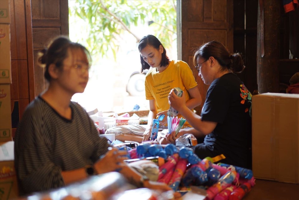 Các người đẹp chuẩn bị quà. Ảnh: Thiên An