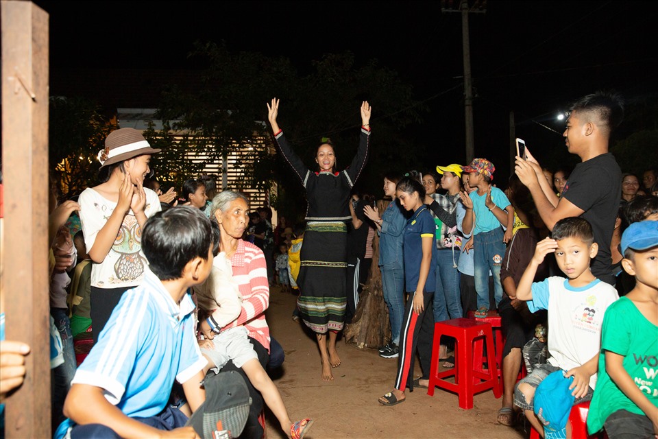 H'hen Niê đi chân trần phát quà. Ảnh: Thiên An
