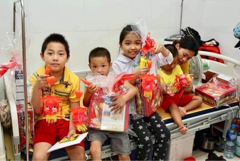 Nhóm thiên nguyện Bình An trao quà cho bệnh nhi Viện Nhi Trung ương dịp Trung thu. Ảnh: NVCC