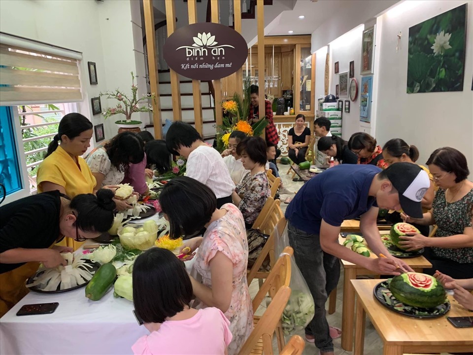 Dịp Trung thu, lớp học gây quỹ của nhóm thiện nguyện trở nên tất bật, nhộn nhịp. Ảnh: NVCC.