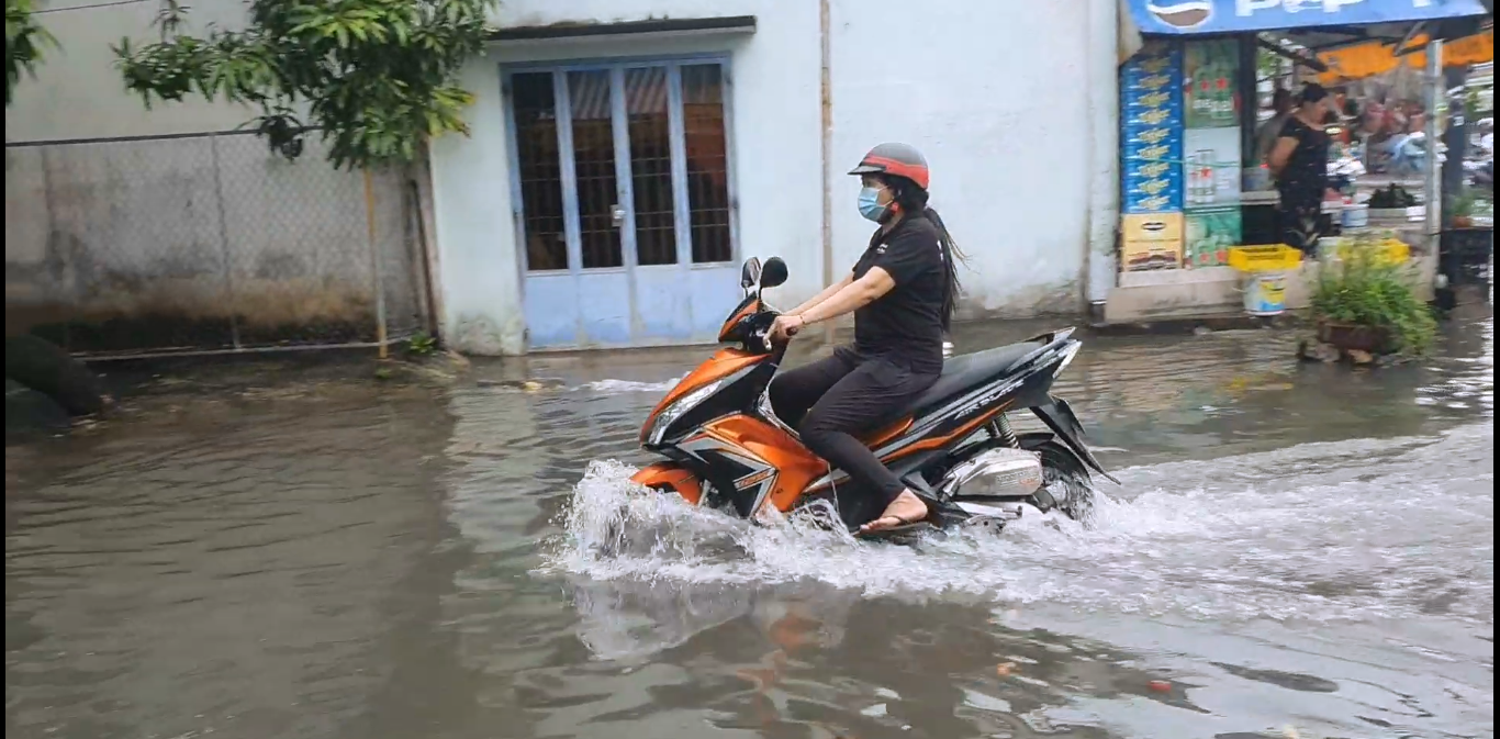 Hình ảnh ngập tại 1 số tuyến đường trung tâm Thành phố Rạch Giá ghi nhận vào chiều 27.9. Ảnh: N.A