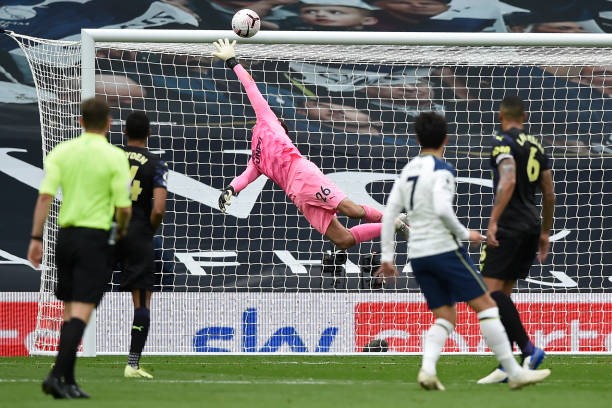 Son Heung-min 2 lần đưa bóng chạm khung thành. Ảnh: Getty