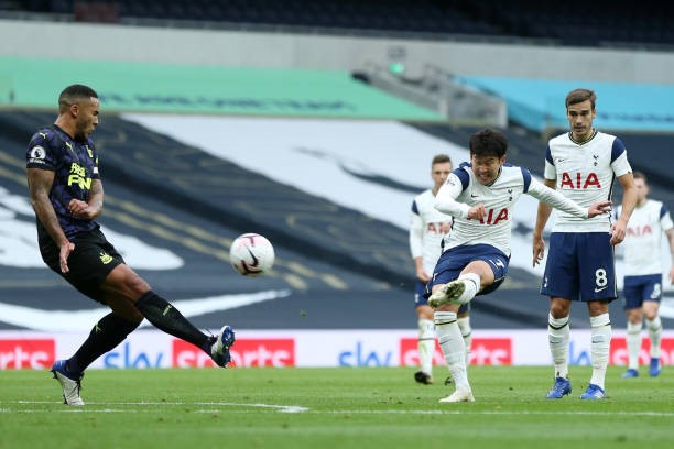 Son Heung-min 2 lần đưa bóng chạm khung thành. Ảnh: Getty