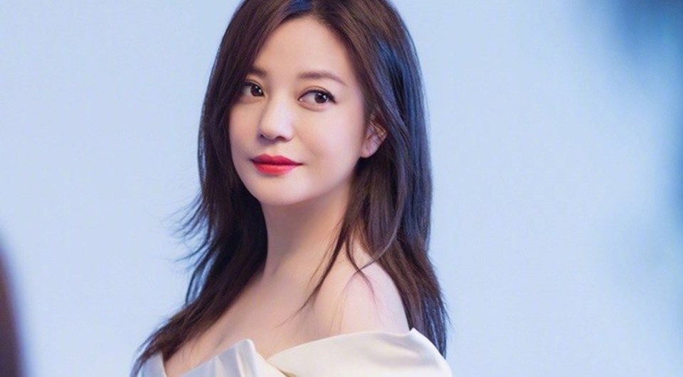 Triệu Vy dính ồn ào quen tình trẻ. Ảnh: Cắt clip Triệu Vy dính ồn ào quen tình trẻ. Ảnh: Cắt clip