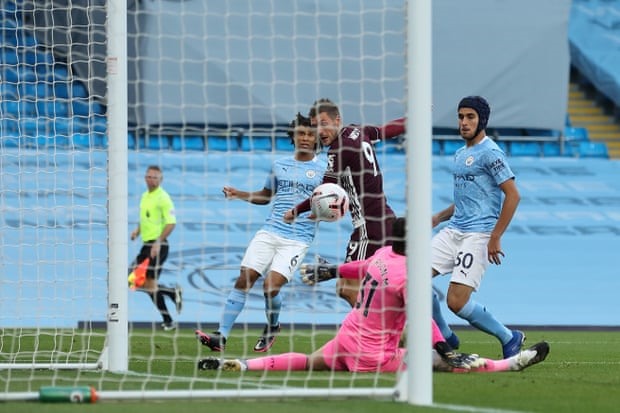 Cú dứt điểm nhạy cảm của Vardy. Ảnh: Getty.