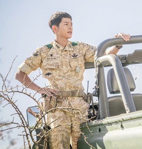 Song Joong Ki điển trai trong bộ quân phục rằn ri. Ảnh chụp màn hình.
