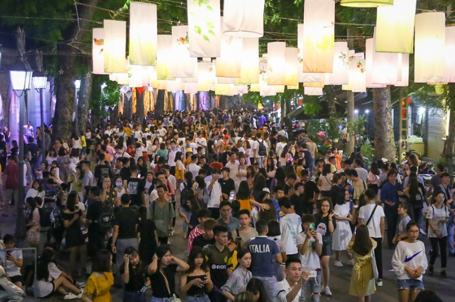 Phố Phùng Hưng dài khoảng 300 mét được trang hoàng bởi hàng trăm chiếc đèn lồng thu hút sự quan tâm của người dân mỗi dịp Trung thu. Ảnh: Thành Võ