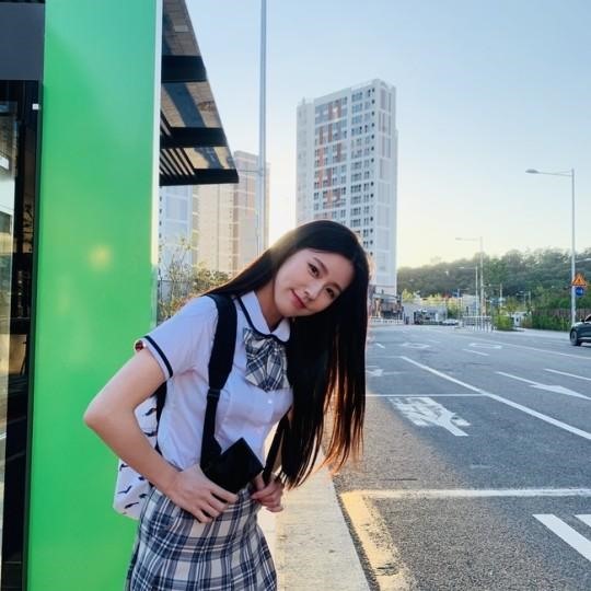 Mi Yeon nhận được nhiều lời khen ngợi khi khoác lên mình bộ đồng phục nữ sinh trong bộ phim mới. Ảnh nguồn: Mnet.