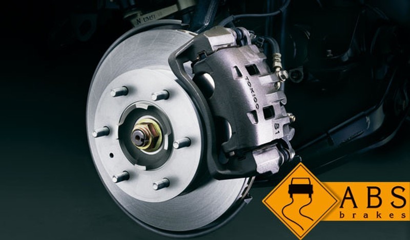 Nếu xe được trang bị phanh ABS cần đạp phanh dứt khoát, không nhấp nhả liên tục. Ảnh: Caranddriver