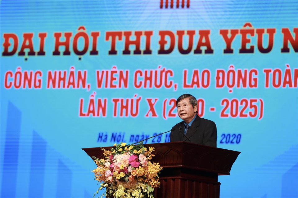 đồng chí Trần Thanh Hải, Phó Chủ tịch Thường trực Tổng Liên đoàn lên điều hành phần bầu đoàn đại biểu đi dự Đại hội Thi đua yêu nước toàn quốc lần thứ X và bế mạc Đại hội