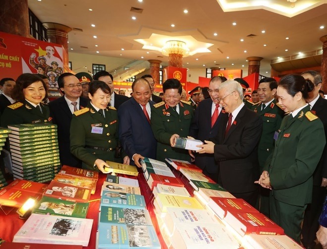 Tổng Bí thư, Chủ tịch nước Nguyễn Phú Trọng và các đại biểu tham quan triển lãm trưng bày tại Đại hội - Ảnh: TTXVN