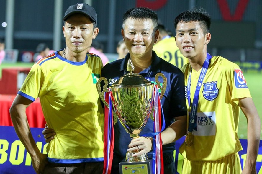 Phạm Văn Quyến giành chức vô địch với U17 Sông Lam Nghệ An. Ảnh: VFF