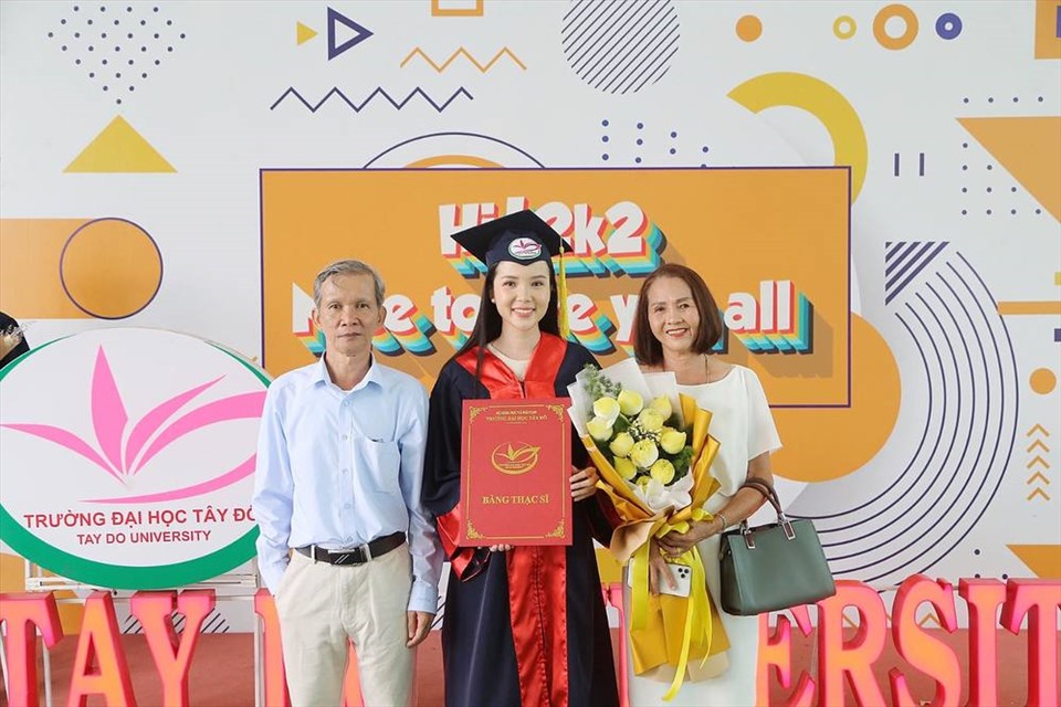 Bố mẹ Thúy Vi chung vui cùng con gái. Ảnh: NSCC