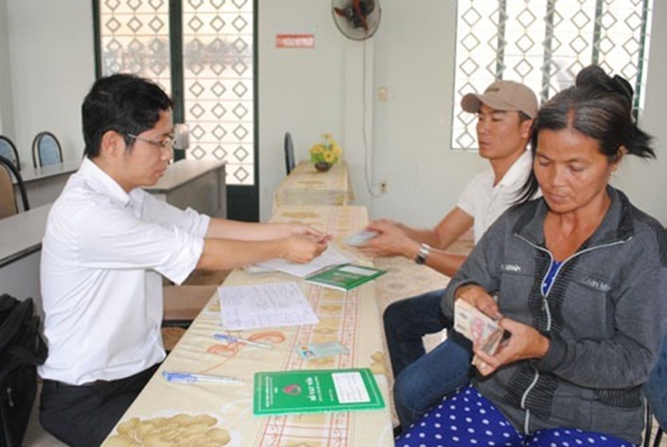Cho hộ nghèo vay vốn làm ăn để thoát nghèo. Ảnh: Cổng thông tin điện tử Bình Dương Cho hộ nghèo vay vốn làm ăn để thoát nghèo. Ảnh: Cổng thông tin điện tử Bình Dương