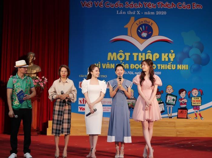 Các người đẹp giao lưu. Ảnh: NSCC