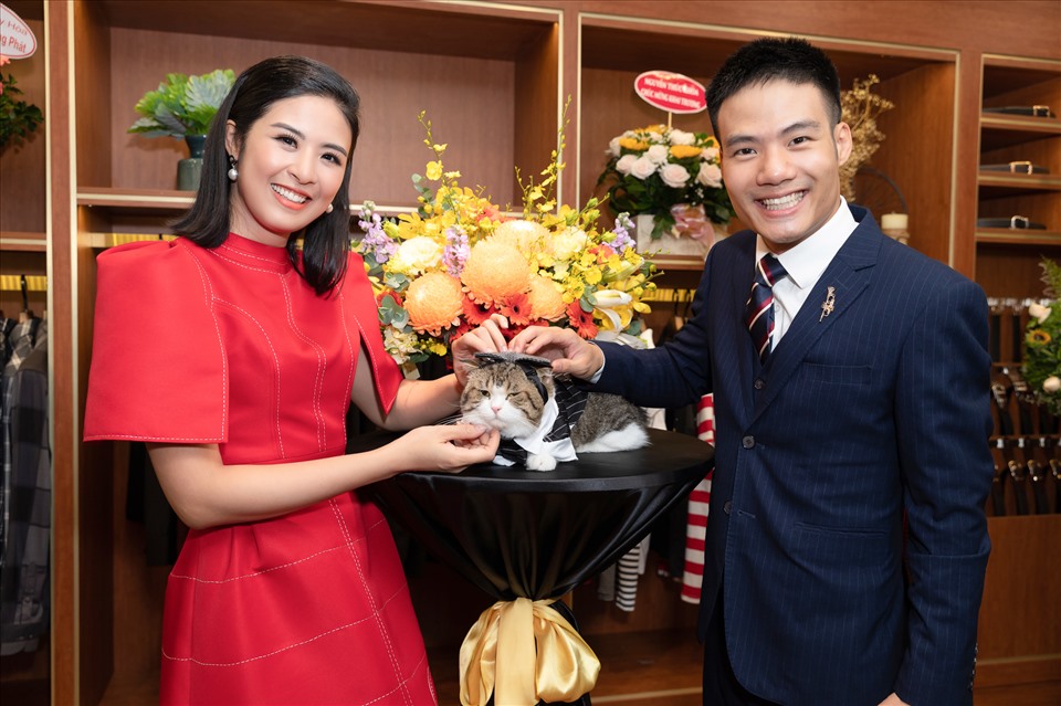Người đẹp cùng em trai quản lý chuỗi cửa hàng tại TPHCM.