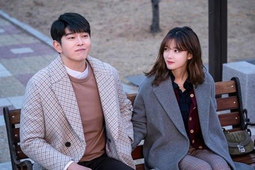 Kim Yoo Jung và Yoon Kyung Sang trong phim. Ảnh chụp màn hình.
