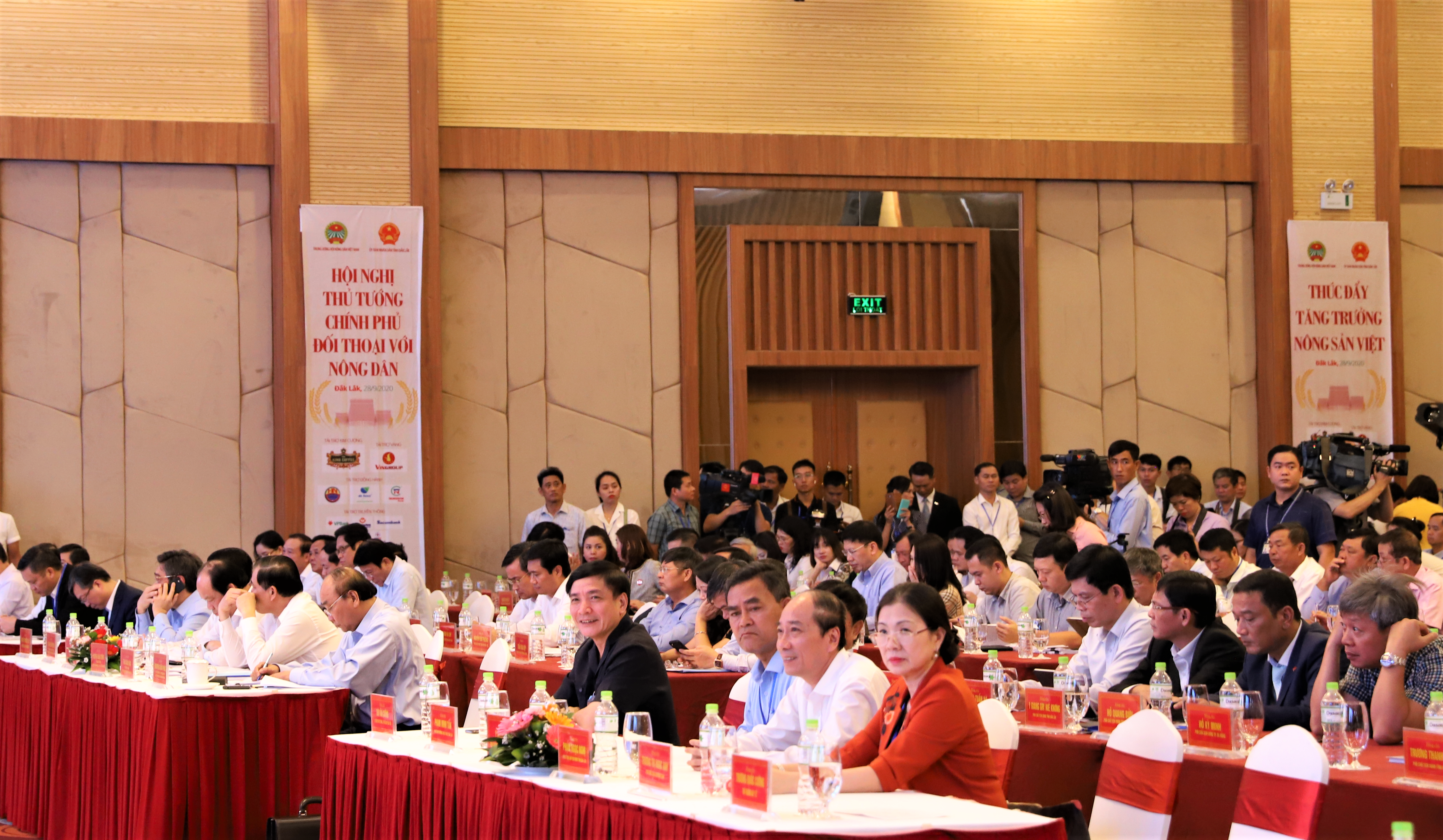Quang cảnh buổi đối thoại giữa thủ tướng với người nông dân đến từ các tỉnh khu vực miền Trung - Tây Nguyên. Ảnh Bảo Trung
