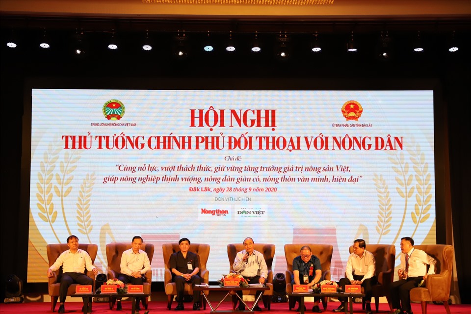 Quang cảnh buổi đối thoại giữa thủ tướng với người nông dân đến từ các tỉnh khu vực miền Trung - Tây Nguyên. Ảnh Bảo Trung