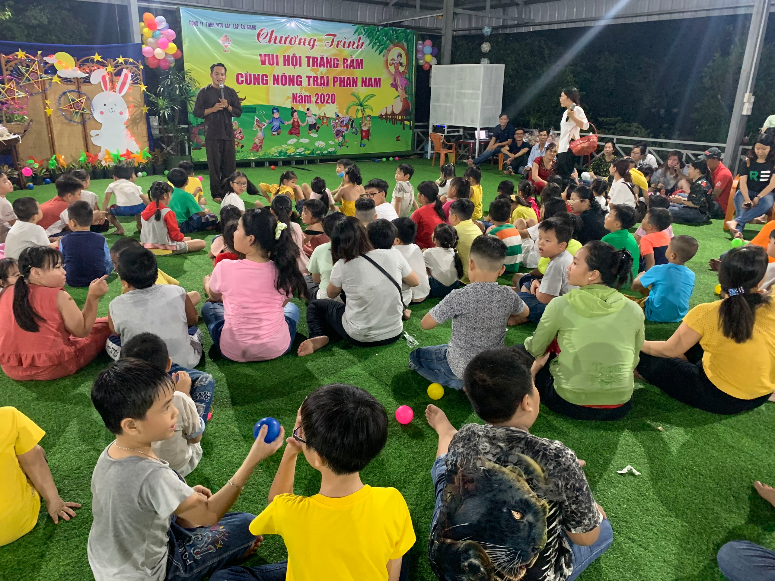 Hoạt động vui Trung thu cho con đoàn viên, NLĐ tại Công ty TNHH MTV Xây lắp An Giang. Ảnh: Cẩm Tú