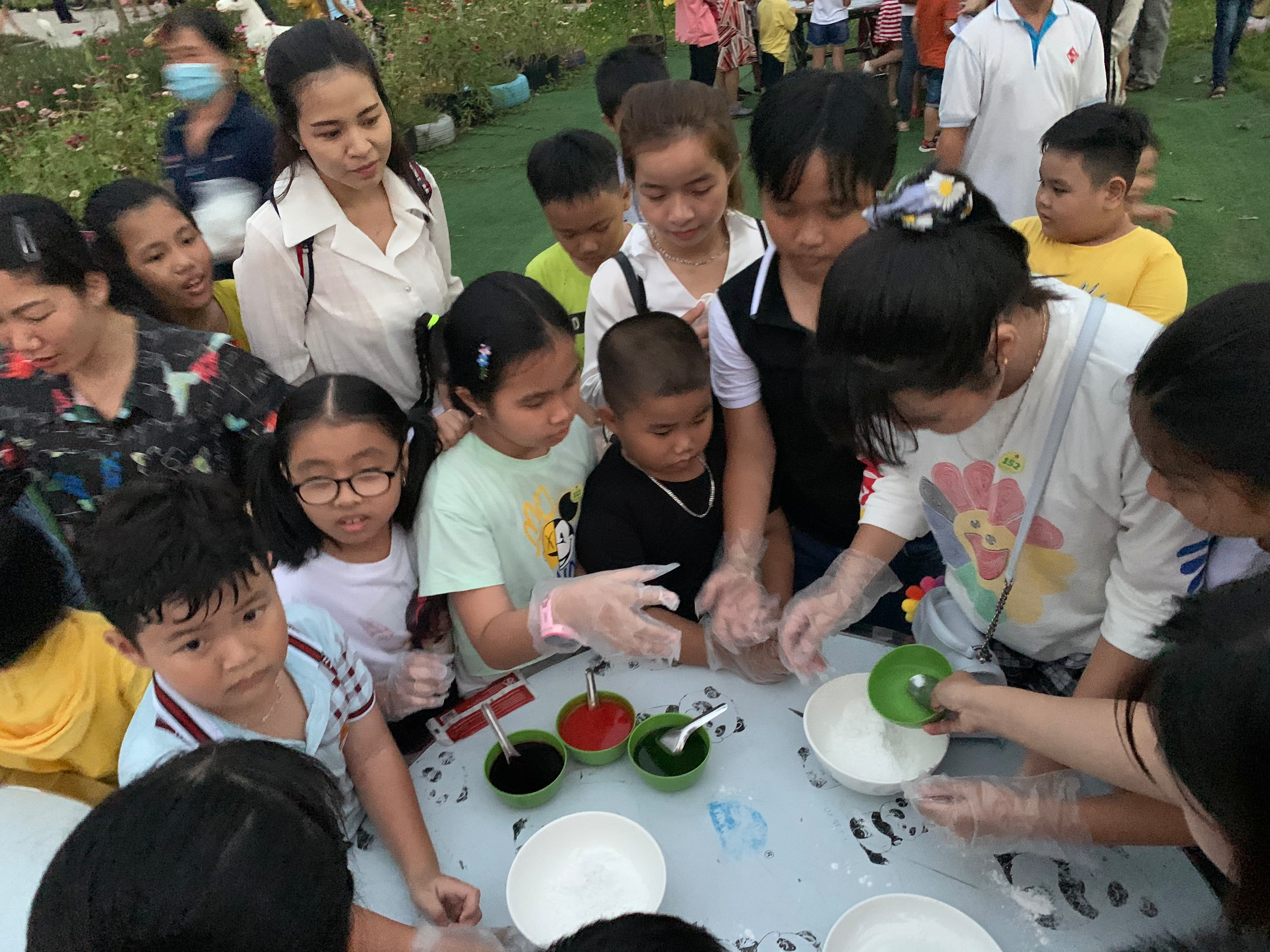 Hoạt động vui Trung thu cho con đoàn viên, NLĐ tại Công ty TNHH MTV Xây lắp An Giang. Ảnh: Cẩm Tú