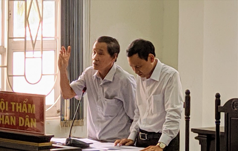 Đại diện phía bị đơn trình bày tại tòa. Ảnh: Anh Tú