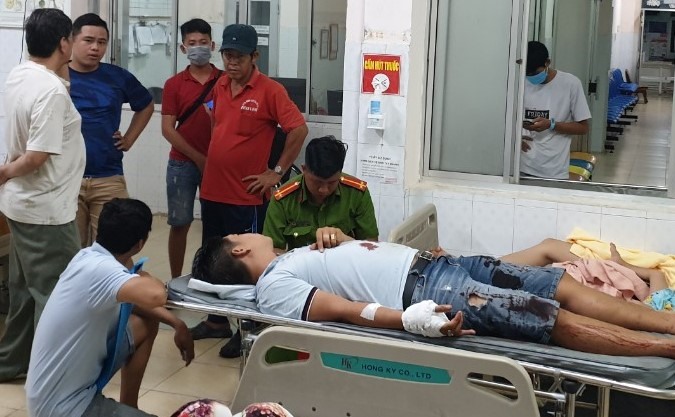 Công an thành phố Thuận An vào bệnh viện lấy lời khai của chủ đại lý vé số. Ảnh: Dương Bình
