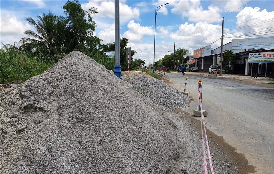 Tập kết vật liệu gấp rút thi công (ảnh Nhật Hồ)