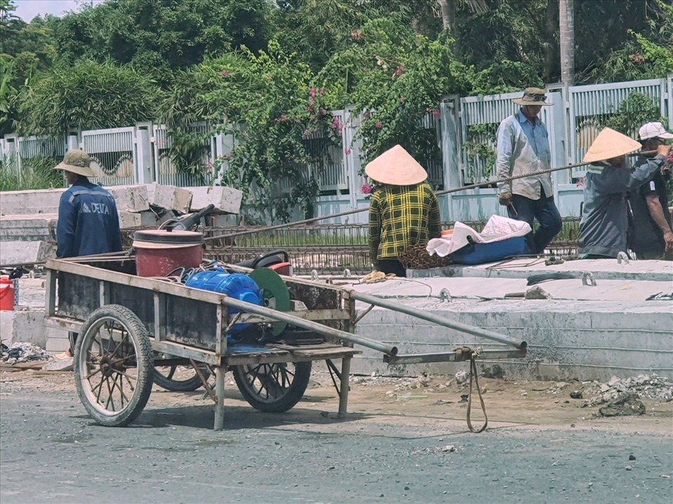 Công nhân hối hả thi công (ảnh Nhật Hồ)