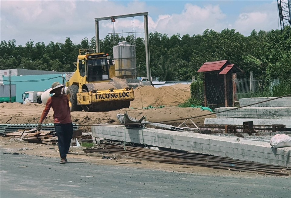Công nhân hối hả thi công trên công trường (ảnh Nhật Hồ)