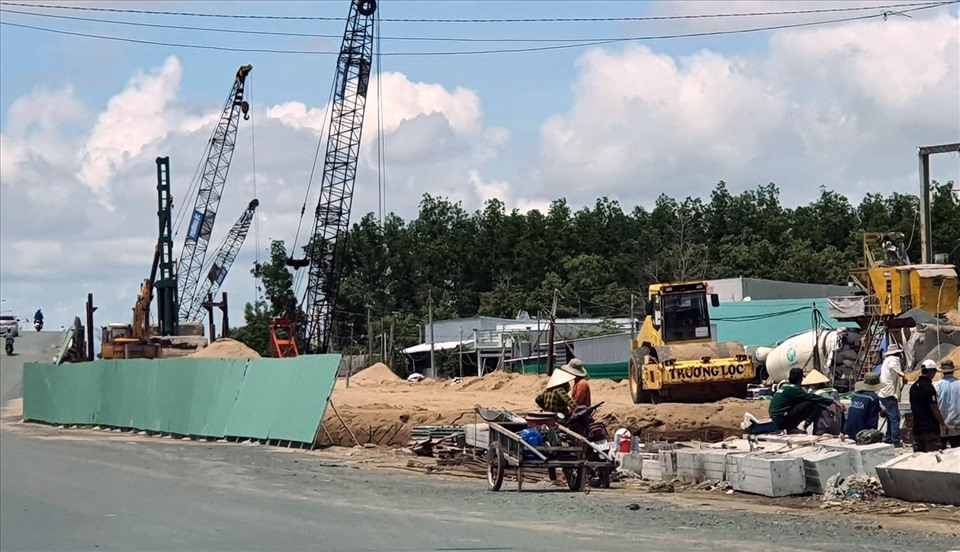 Cầu Cái Nhúc 2 cũng được khẩn trương thi công (ảnh Nhật Hồ)
