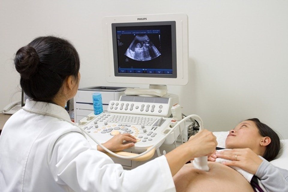 Mẹ bầu cần sắt nhiều hơn để cung cấp cho thai nhi và tăng khối lượng máu của người mẹ nên khi lượng sắt cung cấp cho cơ thể không đủ sẽ dẫn đến thiếu máu, thiếu sắt. Ảnh minh hoạ: Hà Lê Mẹ bầu cần sắt nhiều hơn để cung cấp cho thai nhi và tăng khối lượng máu của người mẹ nên khi lượng sắt cung cấp cho cơ thể không đủ sẽ dẫn đến thiếu máu, thiếu sắt. Ảnh minh hoạ: Hà Lê