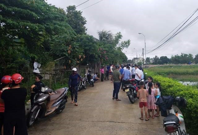 Nhiều người dân bàng hoàng khi hay tin sự việc nên đến nghe ngóng. Ảnh: TT.