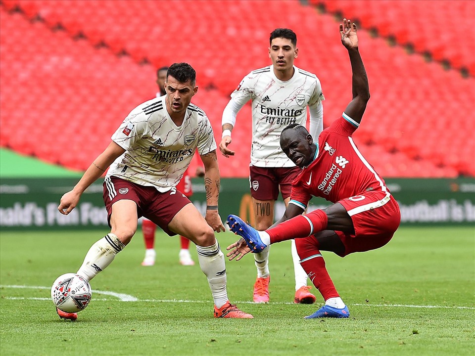Arsenal cần phải vừa khóa chặt không gian của đối phương, vừa cố gắng triển khai bóng từ sân nhà. Ảnh: Getty Images