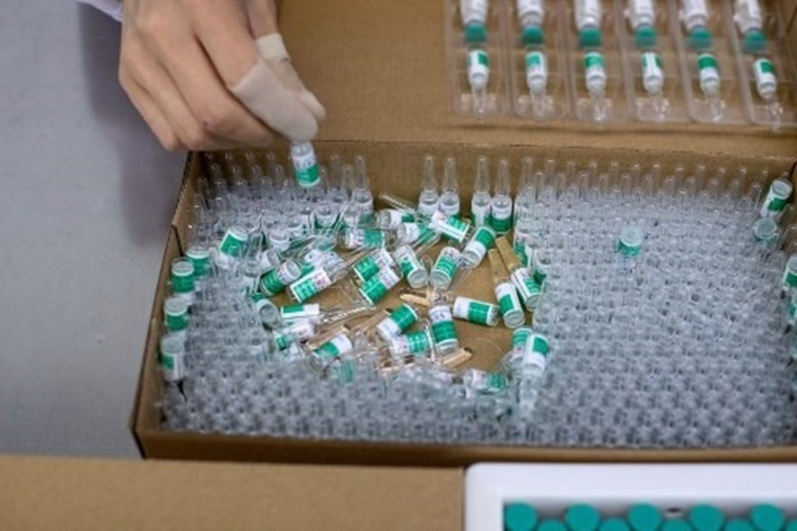 Trung Quốc tiêm vaccine COVID-19 cho những nhóm người có nguy cơ lây nhiễm cao từ tháng 7. Ảnh: AFP