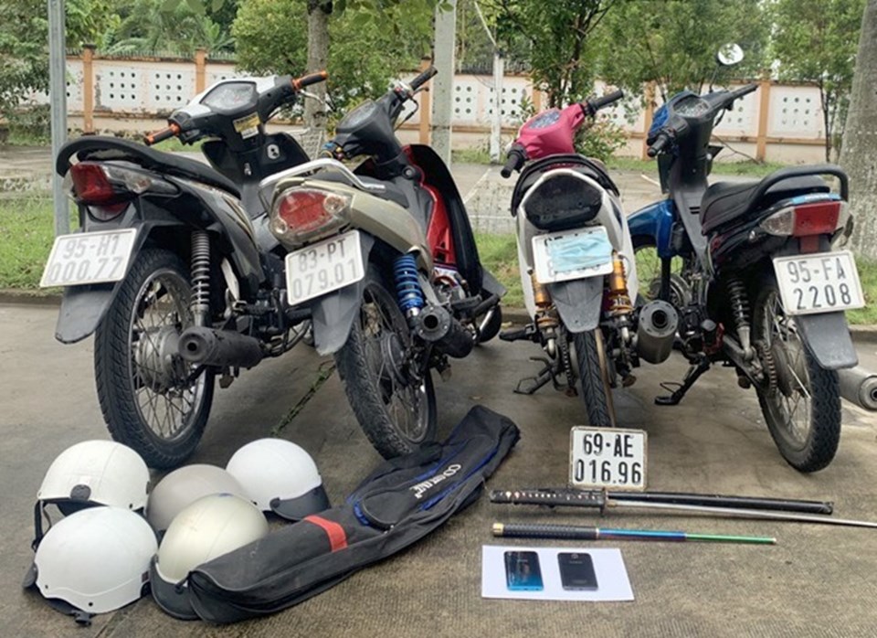 Hung khí gây án của các đối tượng dùng để cướp tài sản. Ảnh: CACC Hung khí gây án của các đối tượng dùng để cướp tài sản. Ảnh: CACC