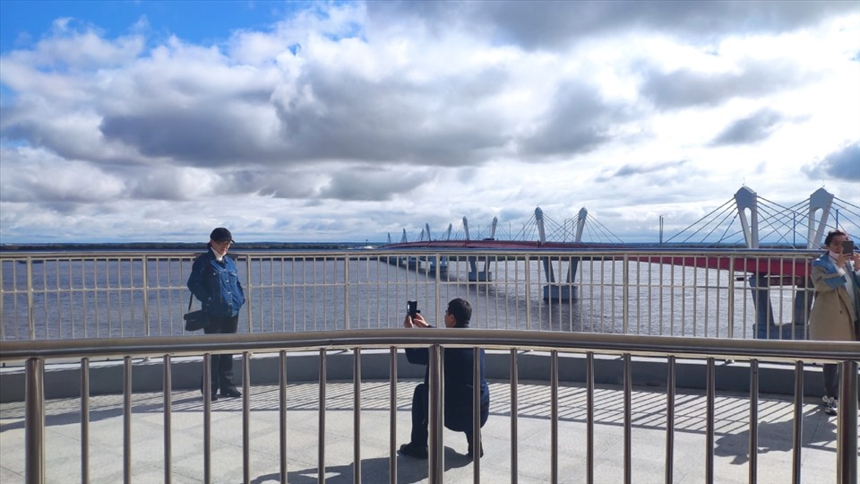 Một du khách chụp hình bên cầu. Ảnh: China Daily