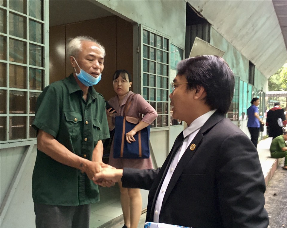 Người nhà vui mừng bắt tay cám ơn luật sư khi biết con mình được trả tự do. Ảnh: Anh Tú