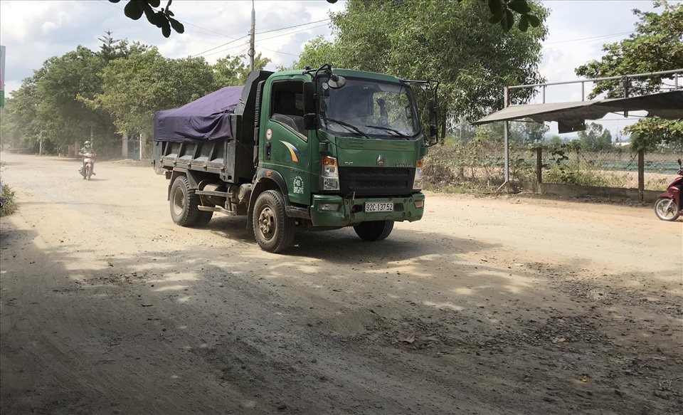 Mỗi lần xe trọng tải lớn chạy qua là bụi bay mù mịt.