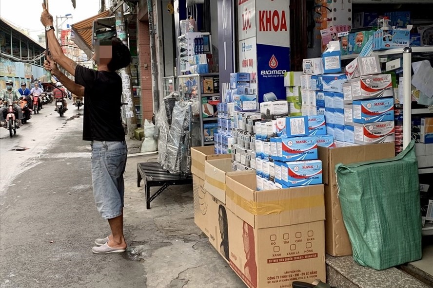 Thấy nhiều người kinh doanh khẩu trang y tế đợt dịch COVID-19 lần đầu thắng lớn, nhiều người quyết định ôm hàng. Ảnh: Ngọc Lê