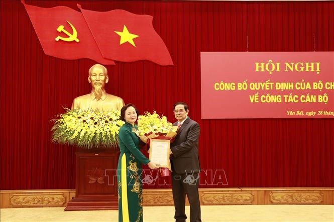 Đồng chí Phạm Minh Chính trao quyết định điều động, phân công đồng chí Phạm Thị Thanh Trà giữ chức Phó Trưởng Ban Tổ chức Trung ương. Ảnh: Việt Dũng/TTXVN