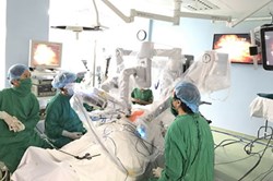 Từ cây kim chênh lệch giá 700% đến con robot “bóp cổ” bệnh nhân