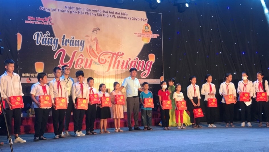 LĐLĐ TP.Hải Phòng tặng 200 suất quà con CNVCLĐ huyện Tiên Lãng. Ảnh VH