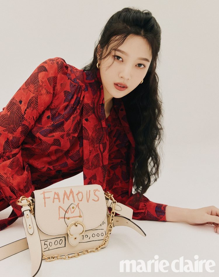 Joy tên thật là Park Soo Young. Nữ ca sĩ sinh năm 1996 được biết đến với vai trò là thành viên của nhóm nhạc nữ Hàn Quốc - Red Velvet. Ảnh chụp màn hình.