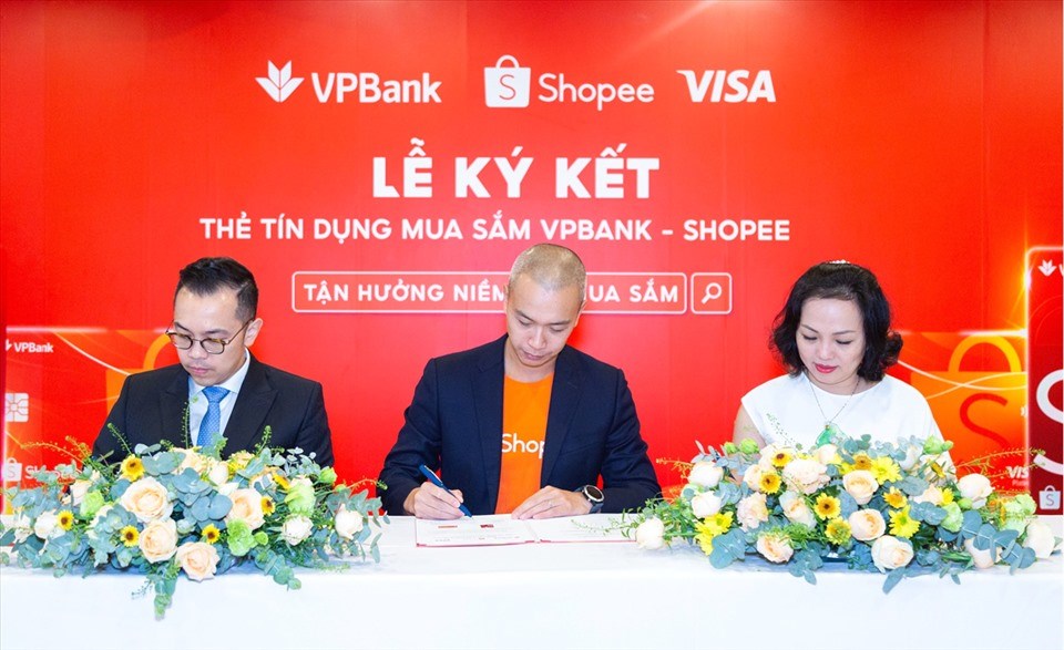 Đại diện ba bên VPBank, Shopee và Visa (từ trái sang phải) trong buổi ký kết hợp tác. Đại diện ba bên VPBank, Shopee và Visa (từ trái sang phải) trong buổi ký kết hợp tác.