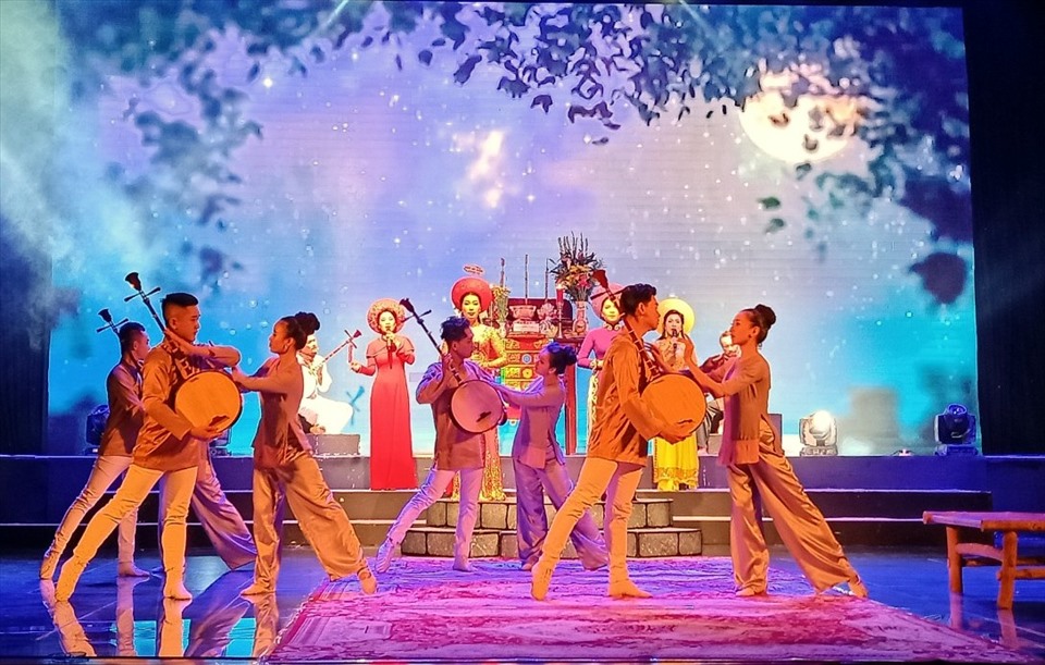Thế hệ trẻ tiếp nối truyền thống sân khâu cải lương tại Bạc Liêu (ảnh Nhật Hồ)