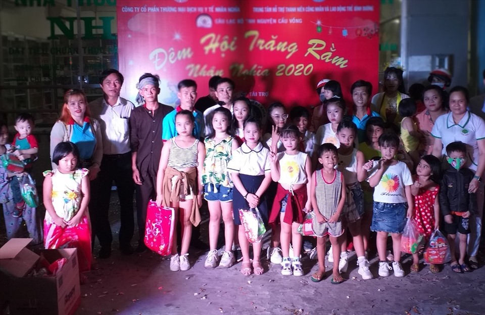 Hơn 500 thiếu nhi ở Bình Dương được nhận quà và vui đêm hội. Ảnh: Nguyễn Long