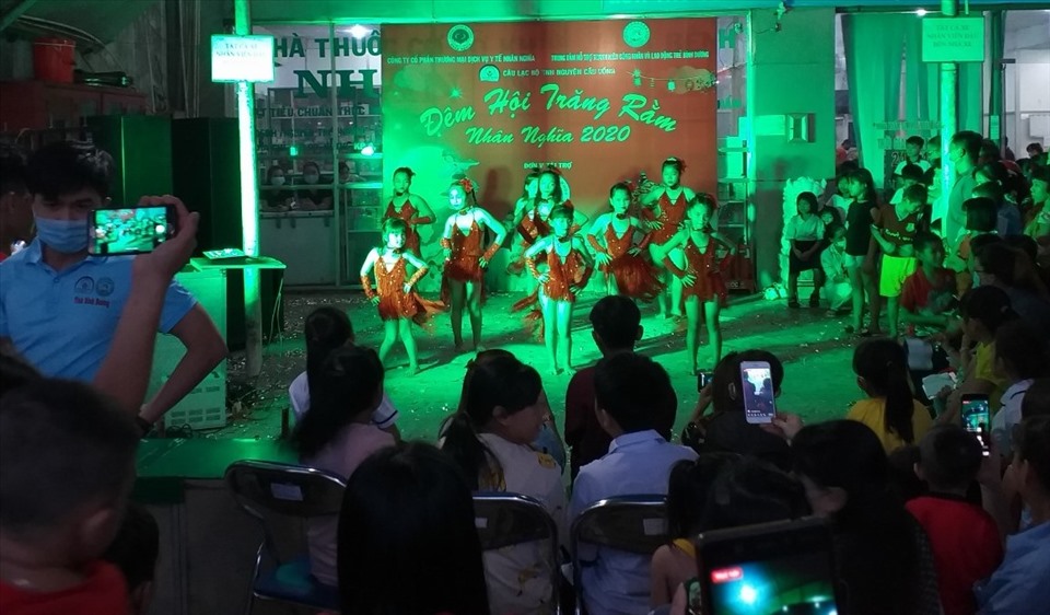 Chương trình mang lại niềm vui cho con em lao động đang làm việc ở các khu công nghiệp tại thị xã Bến Cát, Bình Dương. Ảnh: Nguyễn Long